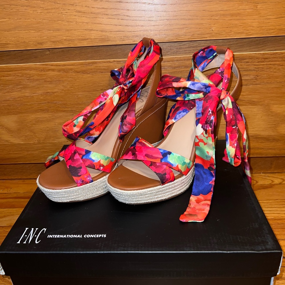 Beautiful INC floral ribbon wedges - Picture 4 of 6